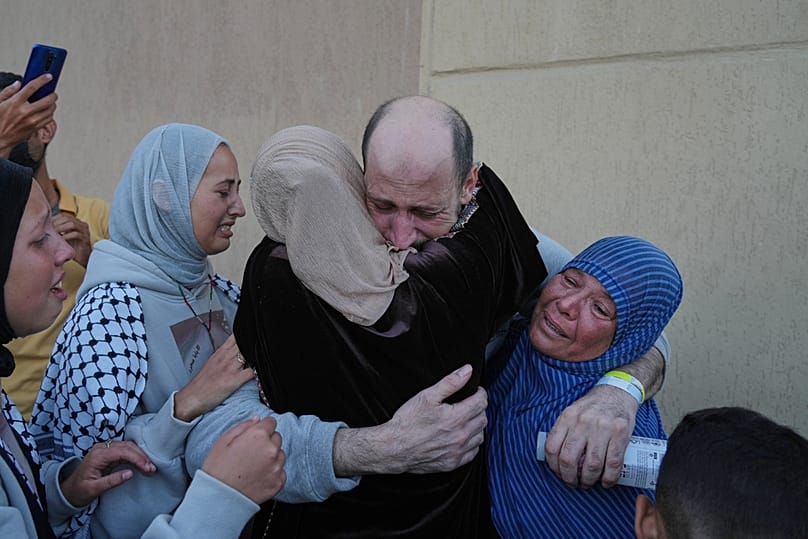 أسير فلسطيني محرر يحظى بالترحيب من قبل أقاربه لدى وصوله إلى قطاع غزة، يوم الاثنين 13 أكتوبر/تشرين الأول 2025. 