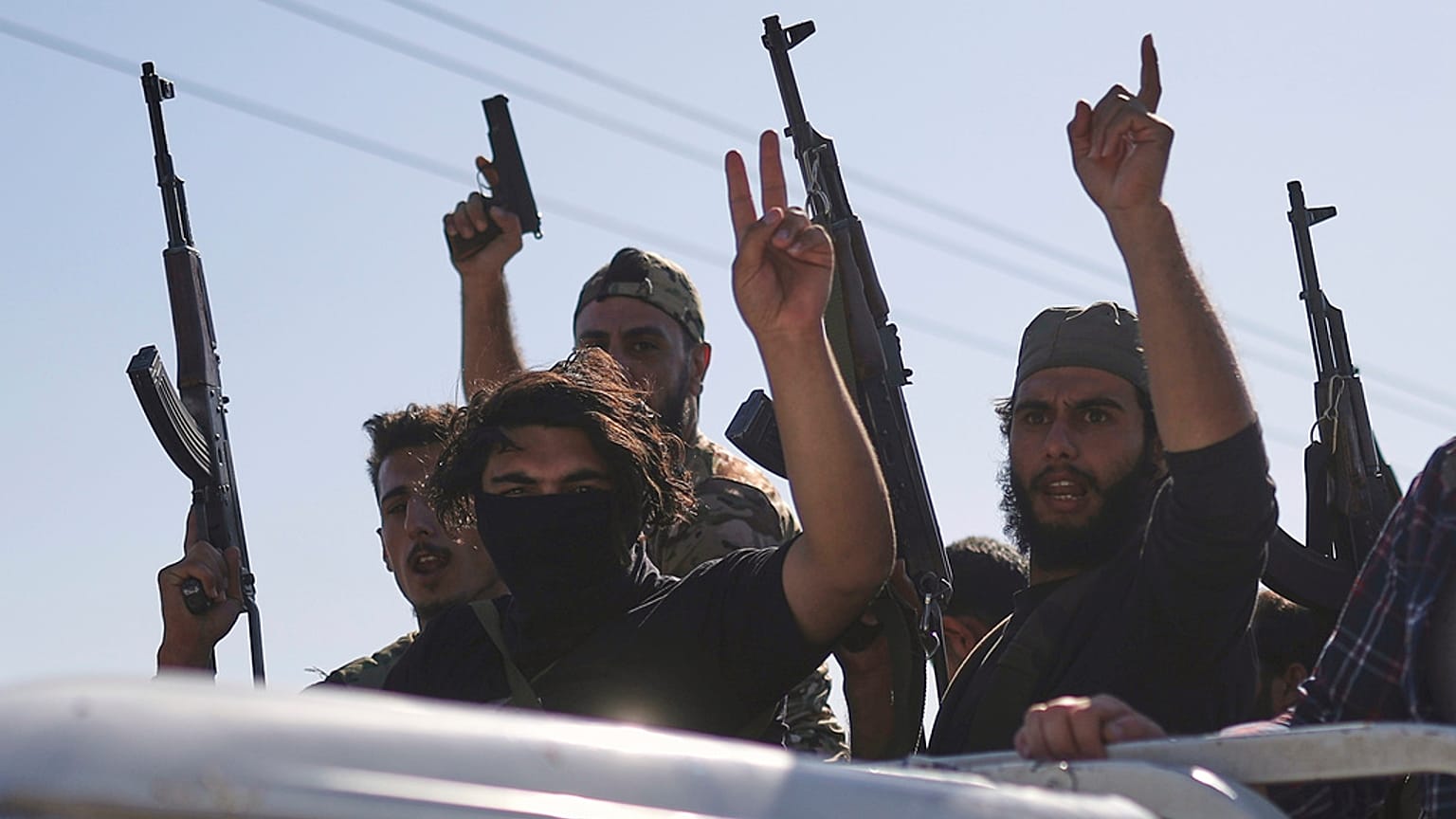 مقاتلون بدو يقفون على شاحنة صغيرة عند وصولهم إلى قرية الدور على مشارف مدينة السويداء ، خلال اشتباكات بين العشائر البدوية والميليشيات الدرزية ، جنوب سوريا ، الجمعة 18 تموز 2025