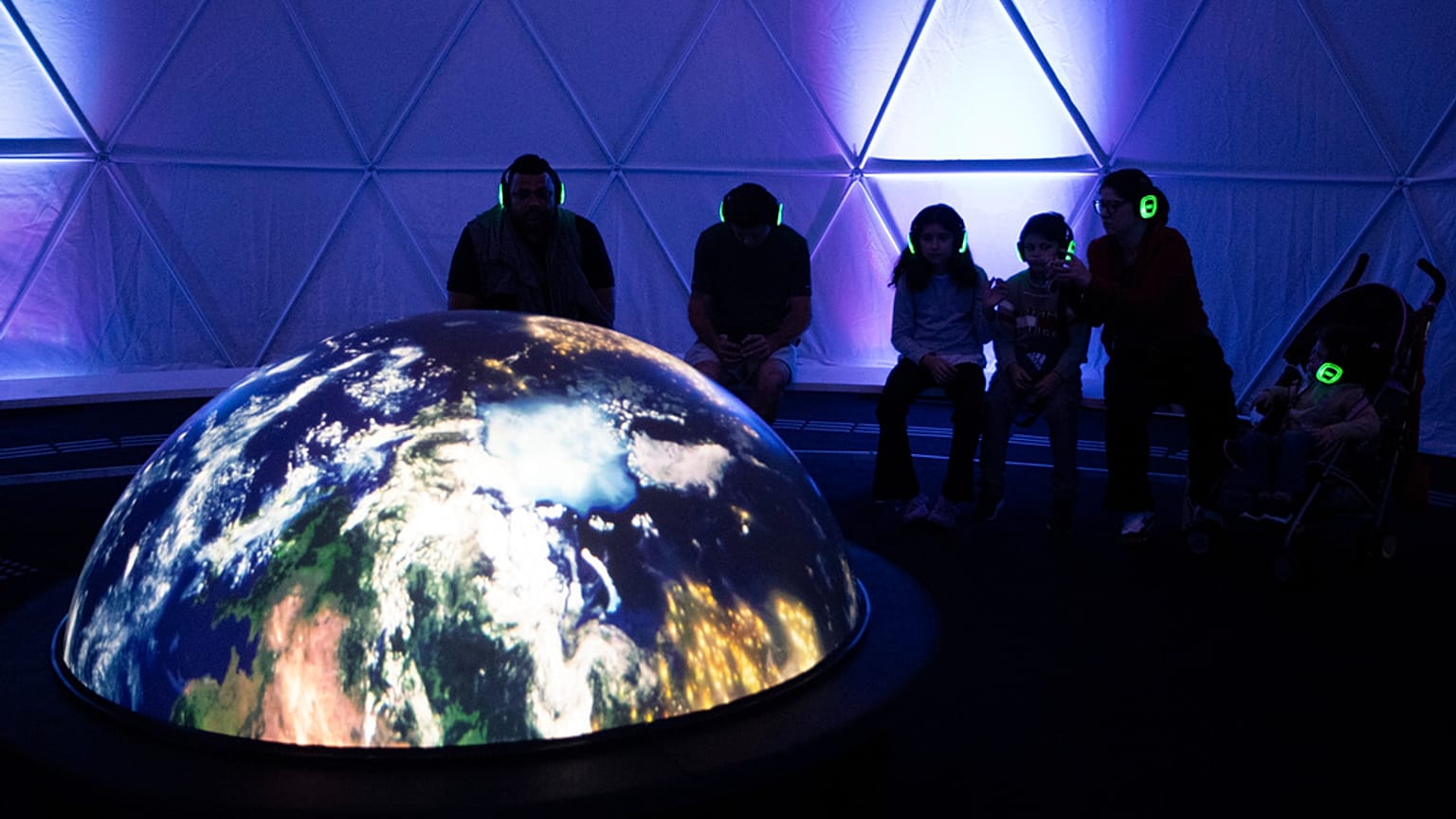 يَزُورُ أشخاصٌ تركيبًا تفاعليًّا متعدد الحواس بعنوان "تجربة لوميسفير" في متحف الغد في ريو دي جانيرو ، الخميس ، أكتوبر. 9, 2025.