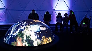 يَزُورُ أشخاصٌ تركيبًا تفاعليًّا متعدد الحواس بعنوان "تجربة لوميسفير" في متحف الغد في ريو دي جانيرو ، الخميس ، أكتوبر. 9, 2025.