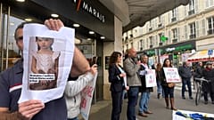متظاهر يحمل صورة لدمية جنسية تشبه الأطفال خارج متجر BHV Marais في باريس، الاثنين 3 نوفمبر/تشرين الثاني 2025