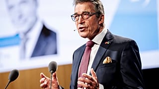 Anders Fogh Rasmussen prend la parole lors du Sommet sur la démocratie de Copenhague, au Danemark, le mardi 13 mai 2025.