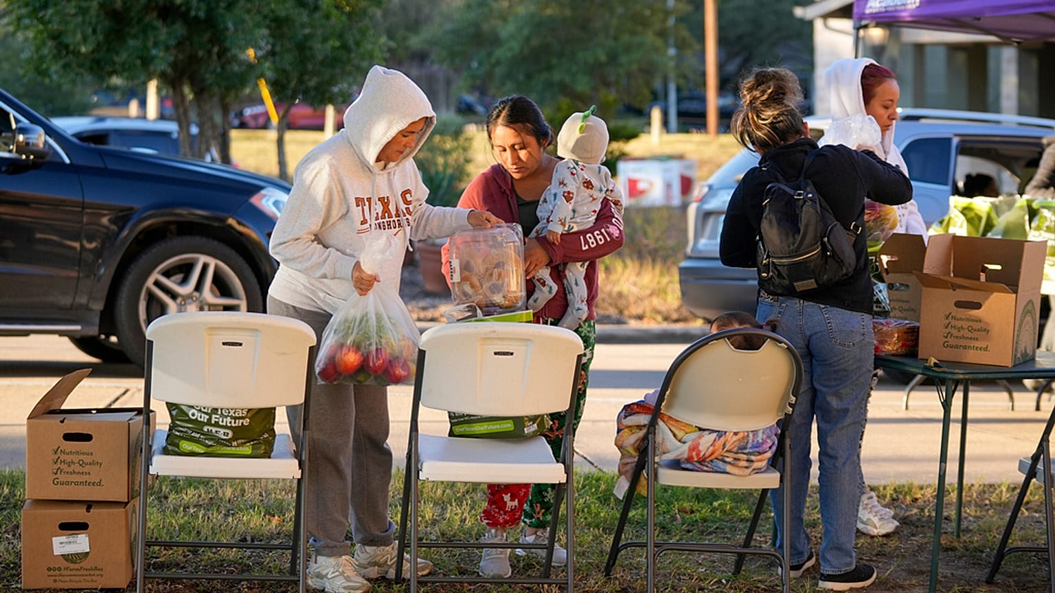 نساء يتسلّمن البقالة من توزيع المواد الغذائية في بعثة إل بوين ساماريتانو الأسقفية، الولايات المتحدة الخميس 30 أكتوبر 2025.