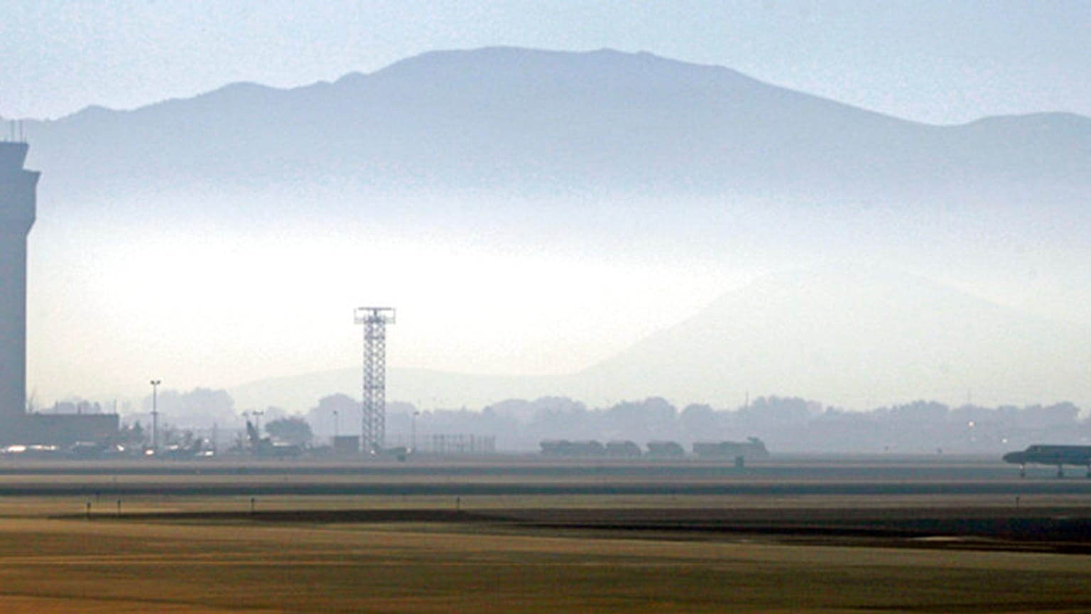  في هذه الصورة المأخوذة في 24 سبتمبر/أيلول 2014، يتصاعد الدخان فوق مطار رينو-تاهو الدولي أثناء إقلاع طائرة في رينو، نيفادا.