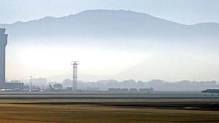  في هذه الصورة المأخوذة في 24 سبتمبر/أيلول 2014، يتصاعد الدخان فوق مطار رينو-تاهو الدولي أثناء إقلاع طائرة في رينو، نيفادا.