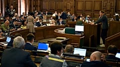 Латвийские законодатели на заседании Сейма в Риге, 11 августа 2022 года