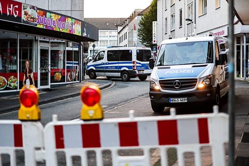 Des voitures de police stationnées près d'un cordon de sécurité, après l'attentat de Solingen, en Allemagne, le samedi 24 août 2024