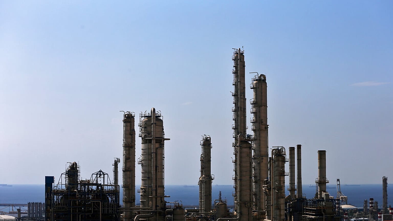 في هذه الصورة الأرشيفية الملتقطة يوم السبت، 4 أبريل/نيسان 2009، تظهر منشأة لإنتاج الغاز في راس لفان، قطر.