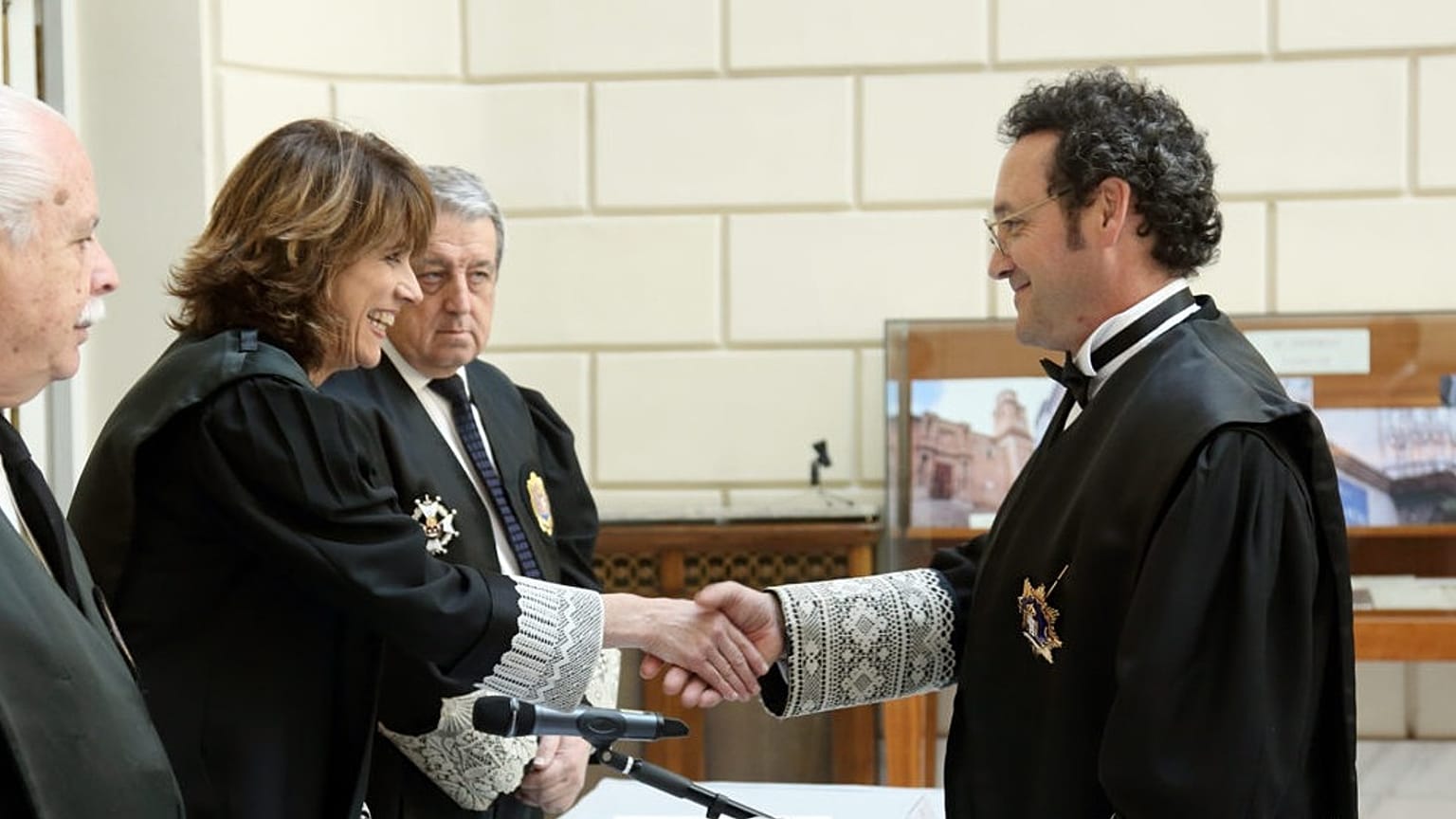 El fiscal Álvaro García Ortiz (a la derecha) recibe su nombramiento como fiscal de sala.