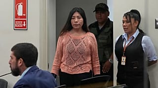 La ex primera ministra peruana Betssy Chávez llega a su juicio por rebelión y conspiración contra el Estado en una base policial a las afueras de Lima, Perú.