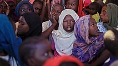 Varios niños y mujeres desplazados en un campo de refugiados en Sudán