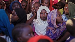 Al-Fasírból elmenekült nők és gyermekek egy táborban, ahol menedéket kerestek a kormányerők és az RSF közötti harcok elől, Tawilában, Dárfúr régióban, Szudánban.