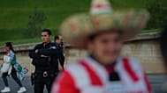 Un agente de policía monta guardia fuera del estadio Akron antes de un partido amistoso entre México y Ecuador en Guadalajara, México, el 14 de octubre de 2025.