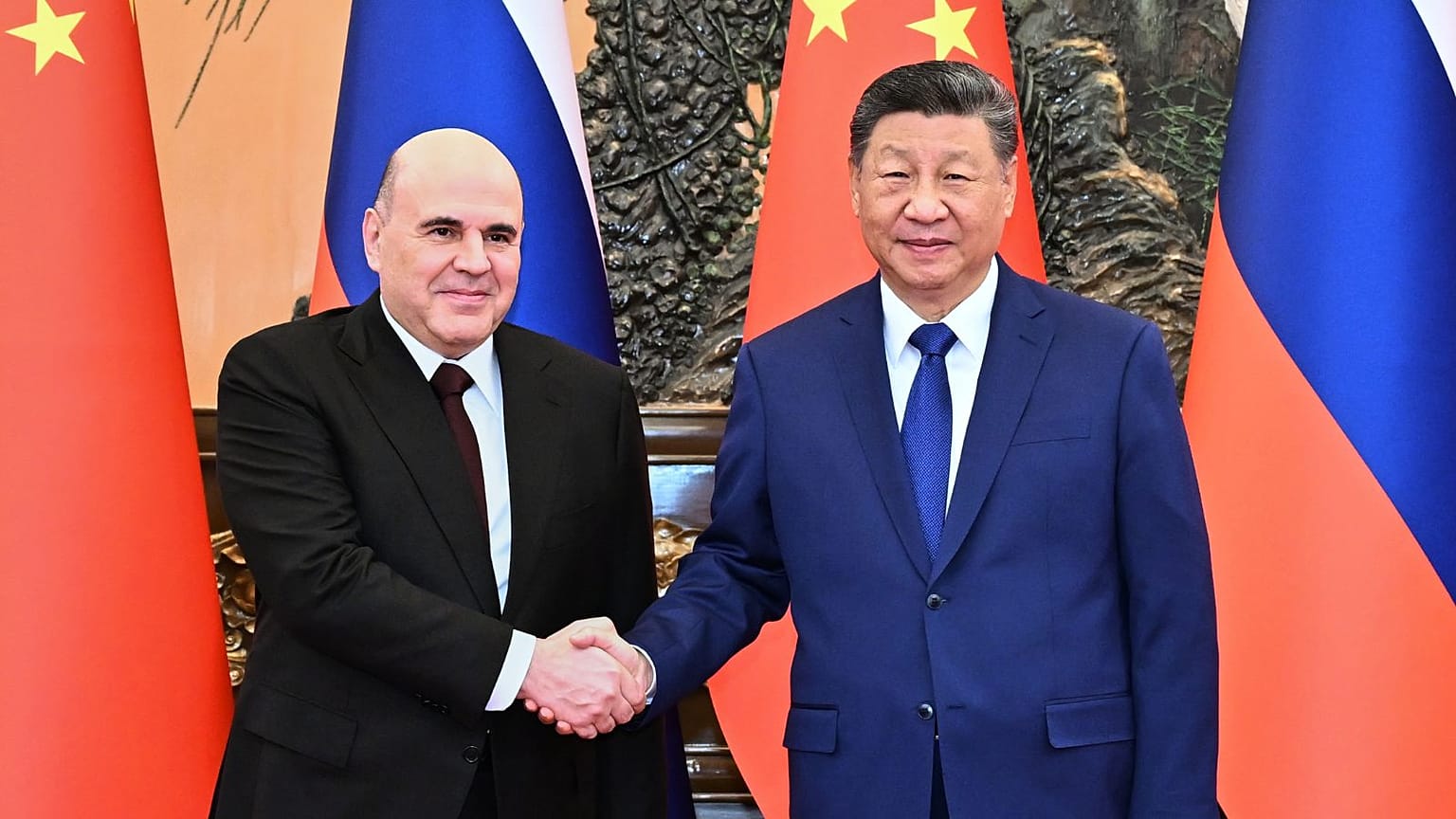 میخائیل میشوستین، نخست وزیر روسیه (چپ) در دیدار با شی جین‌پینگ، رئیس جمهور چین در پکن