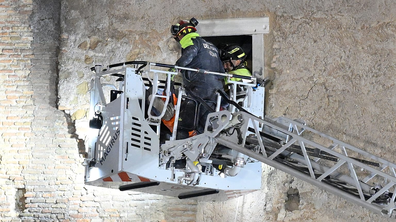 In Rom ziehen Feuerwehrleute einen Bauarbeiter aus den Trümmern eines mittelalterlichen Turms. Am Turm nahe dem Forum Romanum liefen Renovierungsarbeiten.