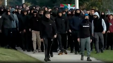 L’événement organisé sur le campus de l’Université de Navarre par le militant politique d’extrême droite Vito Quiles a provoqué des affrontements.