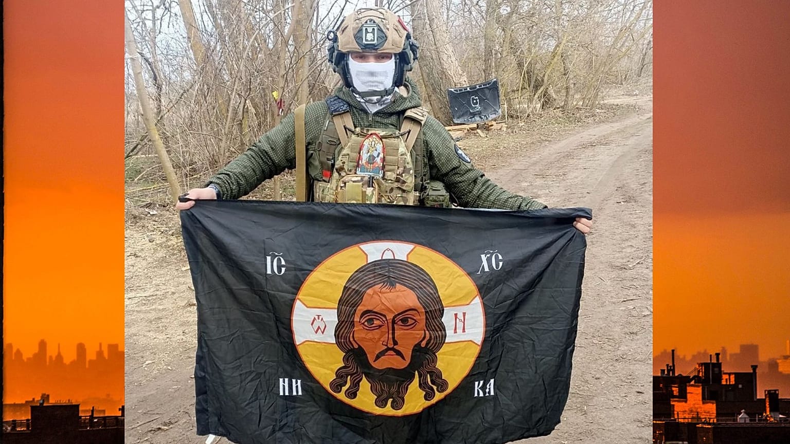 Orosz katona győzelmi pózban