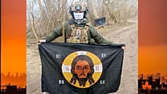 Orosz katona győzelmi pózban