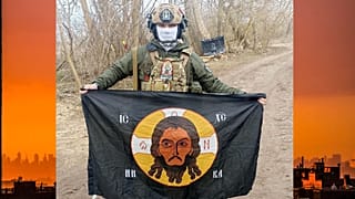 Orosz katona győzelmi pózban