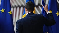 Un miembro del protocolo intercambia banderas de la UE antes de la llegada de la presidenta de Moldavia, Maia Sandu, al Consejo Europeo en Bruselas, 4 de noviembre de 2025.