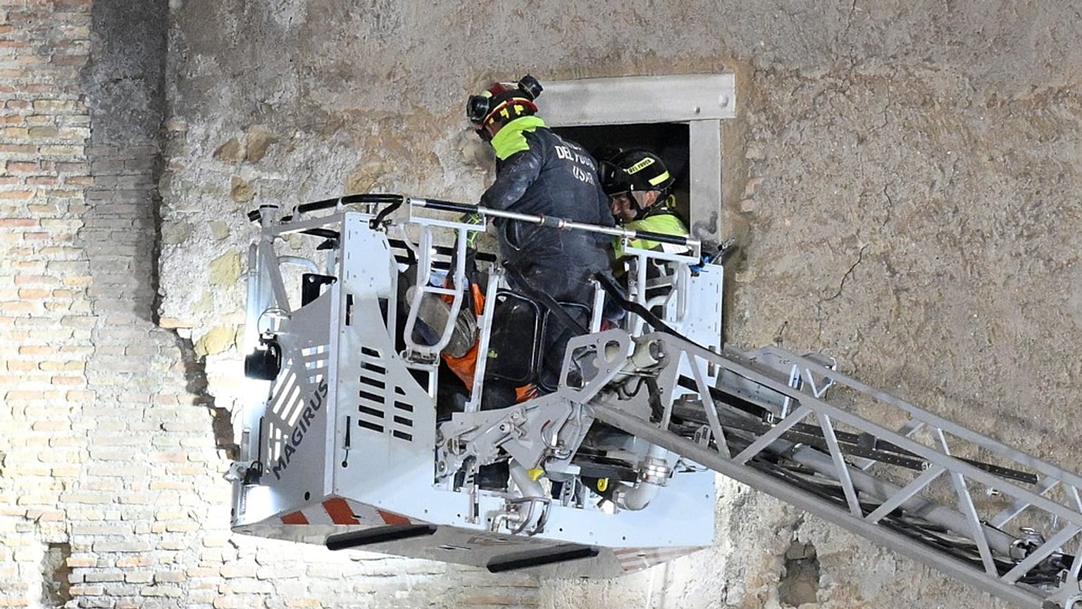 Los bomberos sacan a un trabajador de la construcción de debajo de los escombros de una torre medieval, que estaba siendo renovada cerca del Foro Romano en Roma, el lunes 3 de noviembre de 2025.