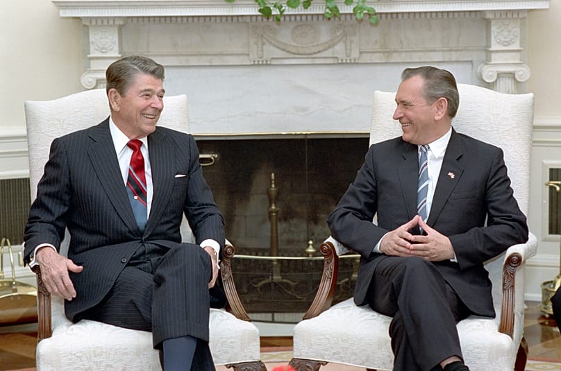 Ronald Reagan amerikai elnök és Grósz Károly magyar miniszterelnök a Fehér Házban tárgyal 1988 júliusában