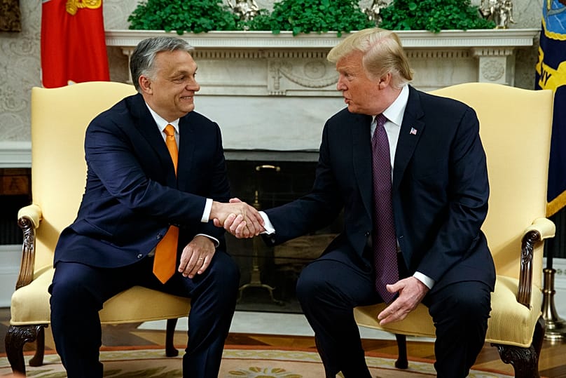Orbán Viktor és Donald Trump üdvözlik egymást