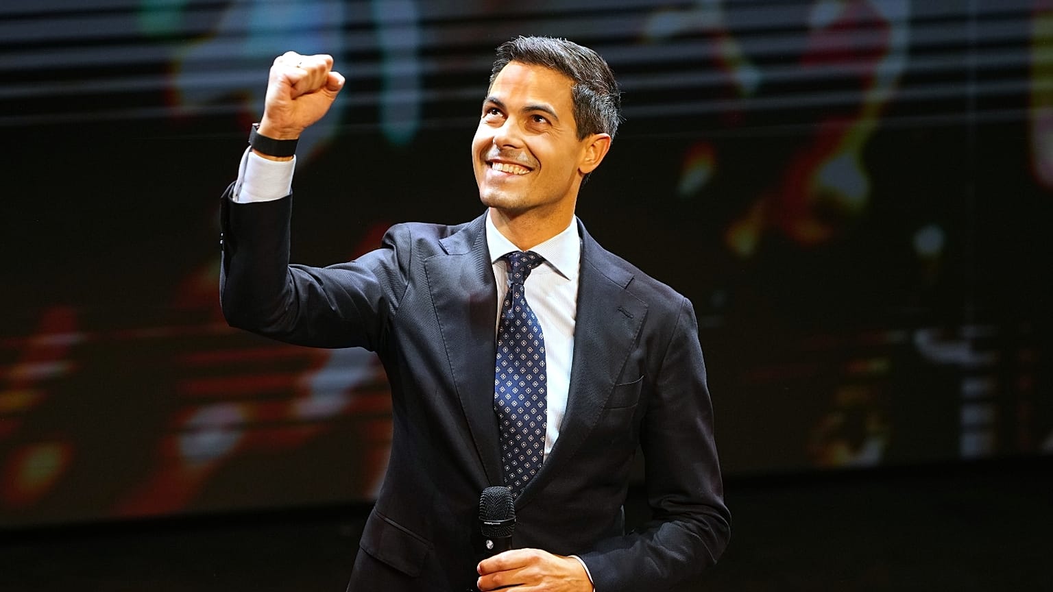 Rob Jetten, a középbal D66 párt vezetője az exit-poll eredmények közzététele után Leidenben, 2025. október 29-én