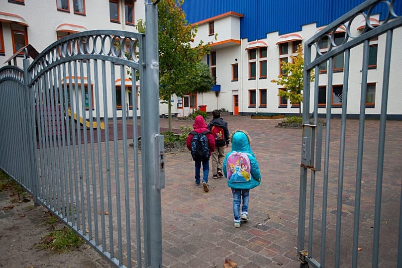 Egy migráns diákok számára épített iskola Oranjéban, 2015 októberében