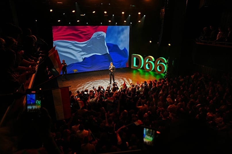 A D66 – Rob Jettennel a pódiumon – választási győzelmét ünnepelte Leidenben, 2025. október 29-én
