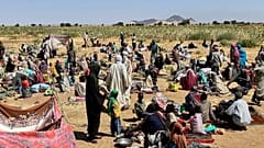 سودانيون فرّوا من مدينة الفاشر بعد أن قتلت قوات الدعم السريع المئات في إقليم دارفور الغربي، يتجمعون لتلقي الطعام في مخيمهم بمدينة تاويلا، السودان، الأحد 2 نوفمبر 2025.