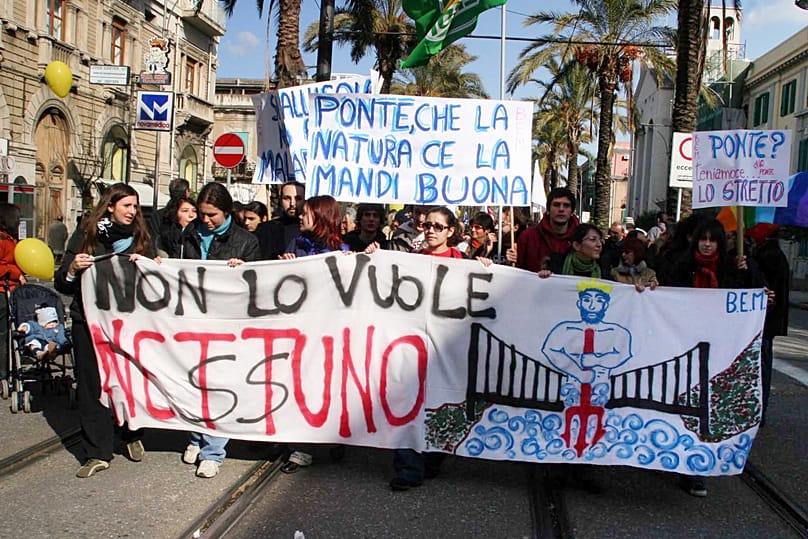 ΑΡΧΕΙΟ- Διαδηλωτές στη Μεσσήνη της Σικελίας κρατούν μια πινακίδα που γράφει 