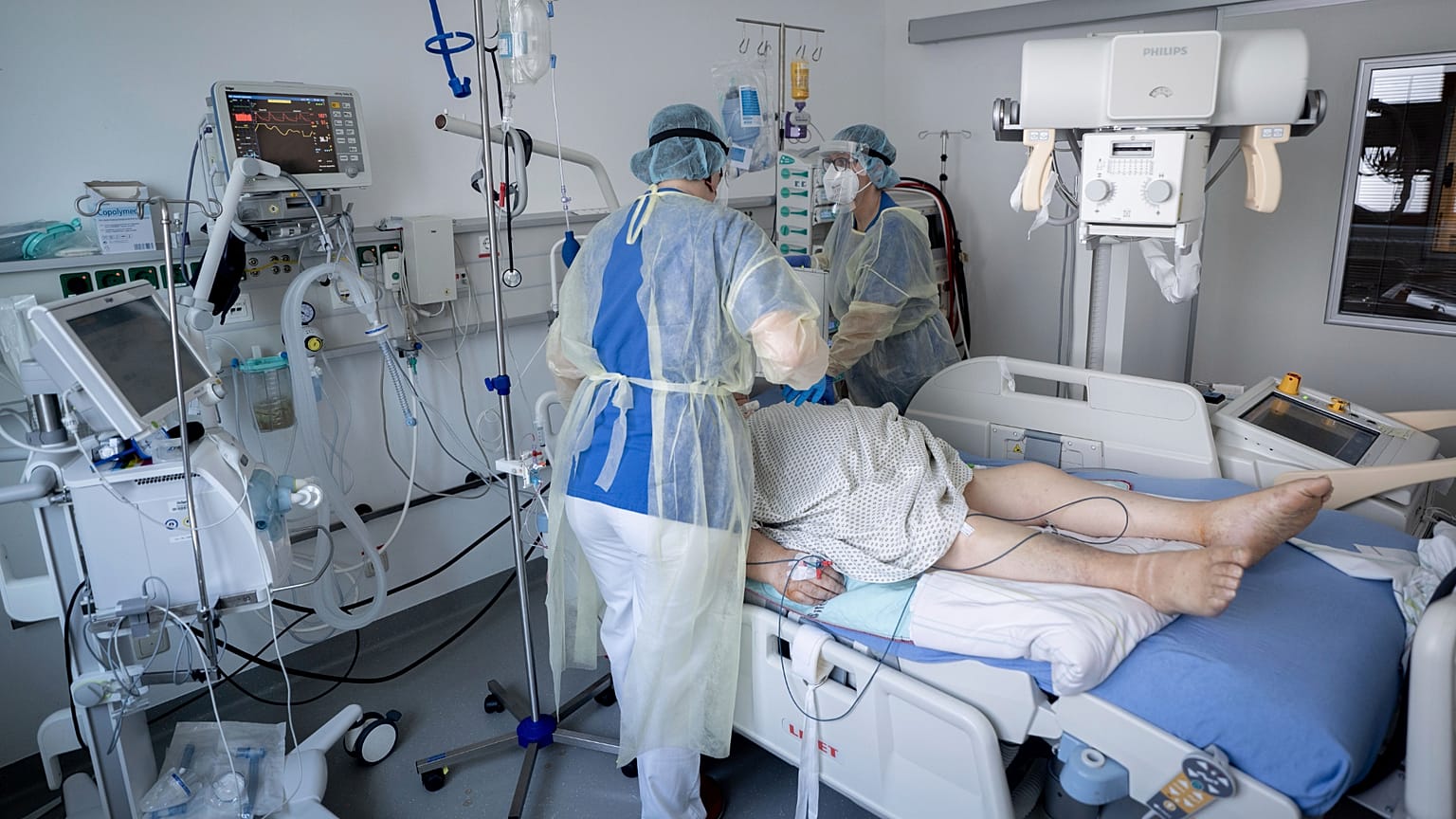 Οι γιατροί περιθάλπουν έναν ασθενή στο νοσοκομείο