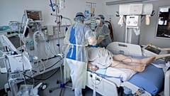 Врачи лечат пациента в больнице