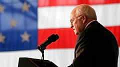Başkan Yardımcısı Dick Cheney Spokane'deki Fairchild Hava Kuvvetleri üssünde askerlere hitaben bir konuşma yapıyor, 17 Nisan 2006 