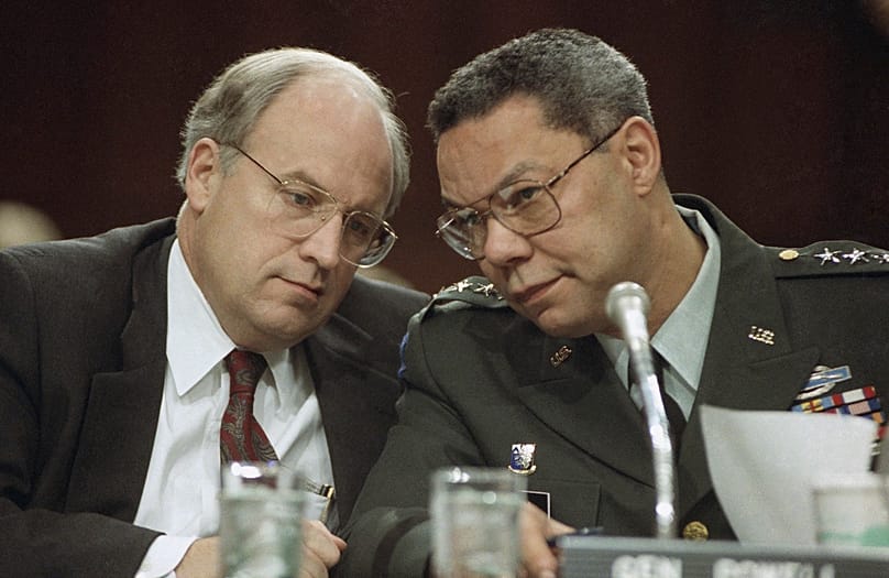 Como secretário da Defesa em 1991, com o então líder das Forças Armadas Colin Powell, durante a primeira Guerra do Golfo