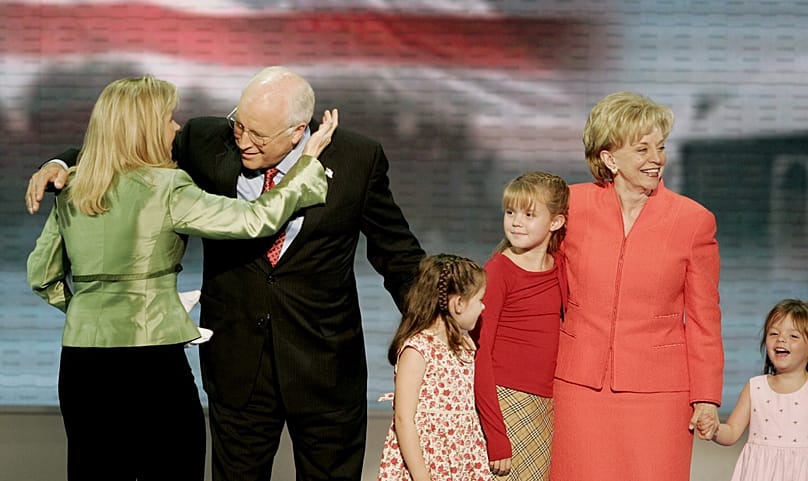 Dick Cheney et son épouse Lynne, deuxième à droite, sa fille Liz, à gauche, et ses petites-filles après son discours devant la Convention nationale républicaine, en 2004. 