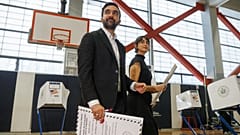 New York belediye başkan adayı Zohran Mamdani ve eşi Rama Sawaf Duwaji, seçim günü oy kullanıyor.