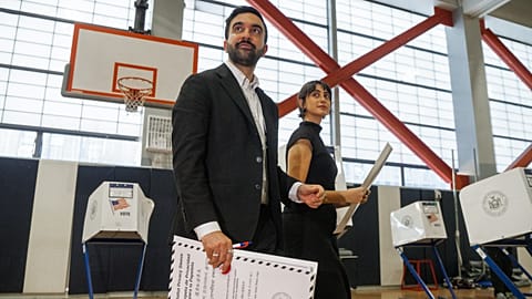 Zohran Mamdani, candidat à la mairie de New York, et son épouse, Rama Sawaf Duwaji, votent le jour du scrutin