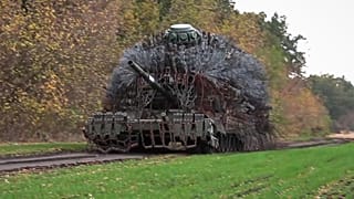 دبابة روسية تتجهز لإطلاق النار باتجاه أحد المواقع الأوكرانية