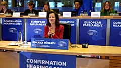 Roxana Minzatu, az Európai Unió emberekért, készségekért és felkészültségért felelős ügyvezető alelnökjelöltje az Európai Parlamentben Brüsszelben, 2024. november 12-én