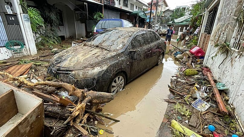Des véhicules endommagés après les inondations causées par le typhon Kalmaegi dans la ville de Cebu, aux Philippines, le mardi 4 novembre 2025
