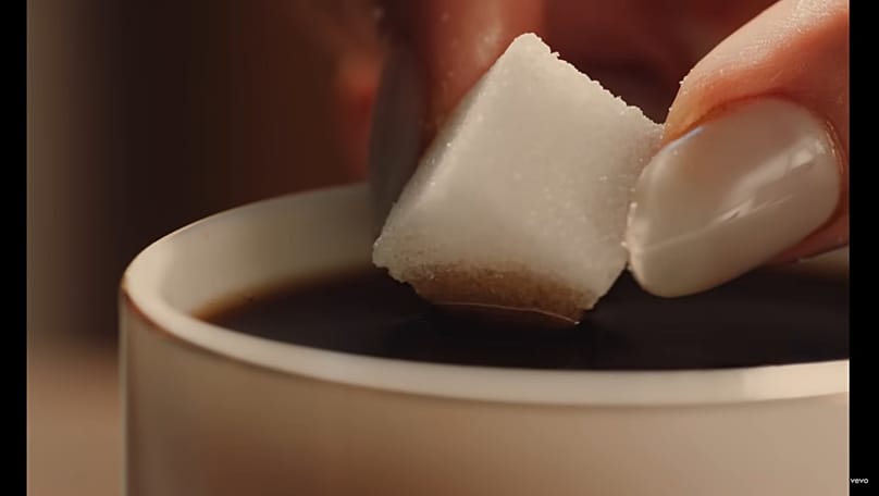 Screenshot z teledysku do utworu Berghain. Nawiązuje do sceny z filmu Krzysztofa Kieślowskiego "Trzy kolory. Niebieski".