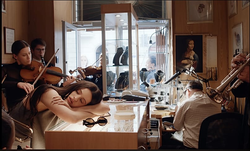 Screenshot z teledysku Rosalíi do utworu Berghain.