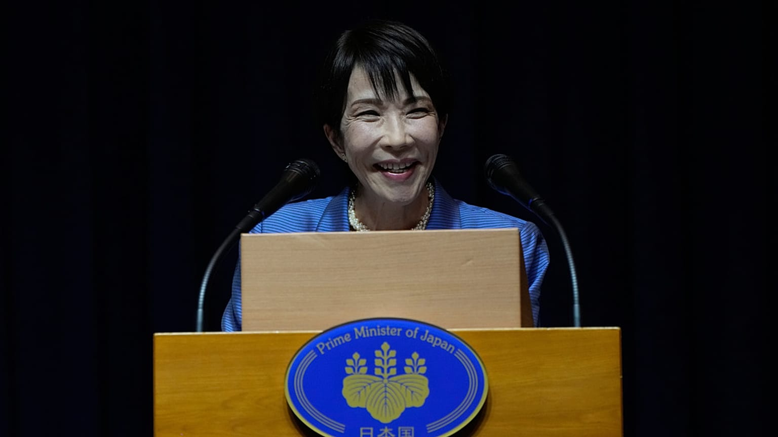 Japonya Başbakanı Sanae Takaichi APEC zirvesinde konuşma yaparken, 1 Kasım 2025