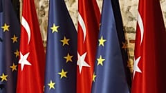 ARŞİV - İstanbul'da AB ve Türkiye arasındaki üst düzey toplantının açılış oturumu öncesinde Türkiye ve AB bayrakları, 28 Şubat 2019.