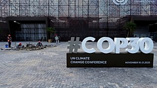 لافتة لمؤتمر المناخ الدولي الثلاثين القادم للأمم المتحدة موضوعة خارج المركز الصحفي في بيليم، البرازيل، يوم الاثنين 3 نوفمبر/تشرين الثاني 2025. 