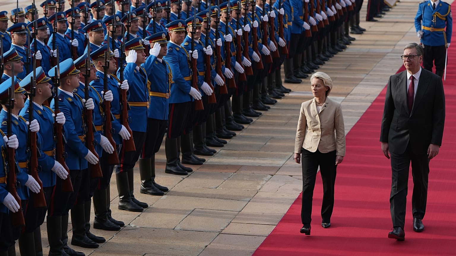 European Commission President Ursula von der Leyen reviews the honour guard with Serbian President Aleksandar Vučić during a welcome ceremony in Belgrade, 15 October 2025