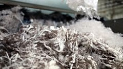 يُجمع صوف البيسون يوم الأربعاء 3 يوليو 2019 في حاوية بمصنع American Woolen Company Inc.