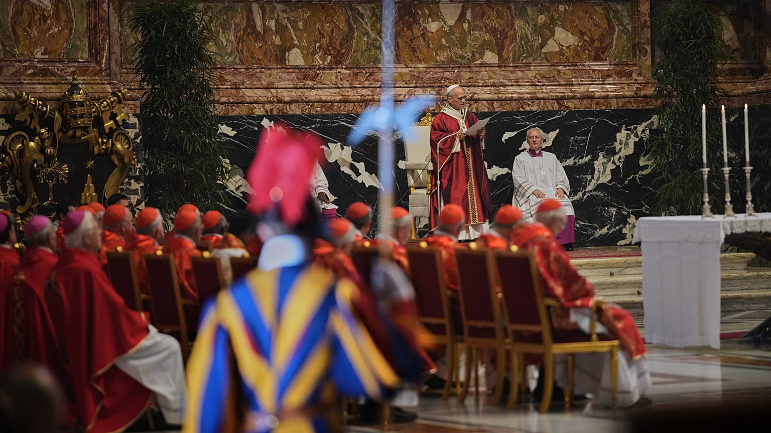 Papa Leone XIV presiede la Messa nella Basilica di San Pietro in Vaticano in suffragio del defunto Papa Francesco e dei cardinali defunti, lunedì
